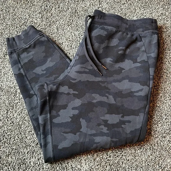 Lululemon Scuba Jogger Black Camo Size 16 - Picture 1 of 4